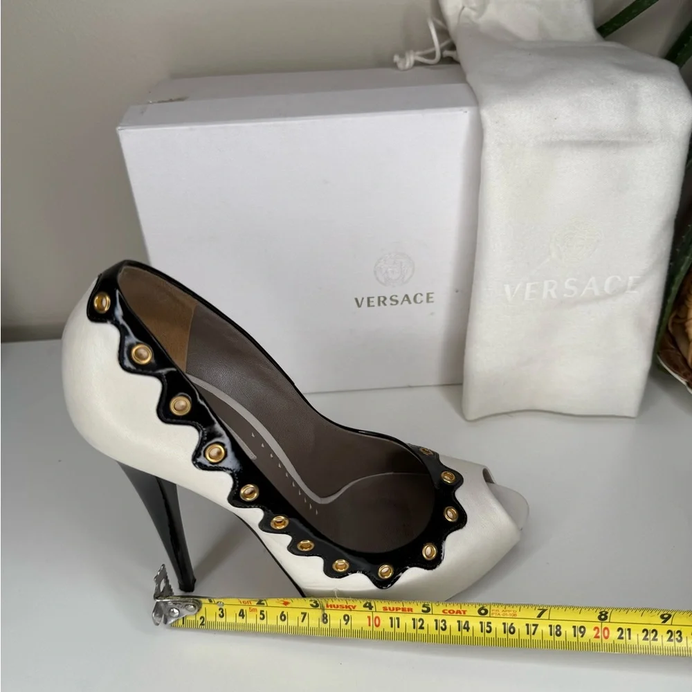 Versace White Nappa Leather Peep Toe Heels 39 Black Patent Gold Pumps DSL531R - Picture 8 of 15